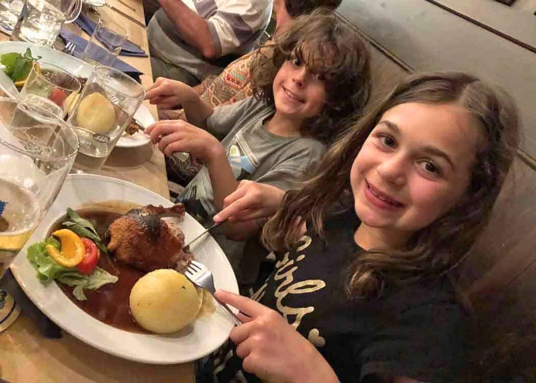 Kids-eating-Kartoffelknodel