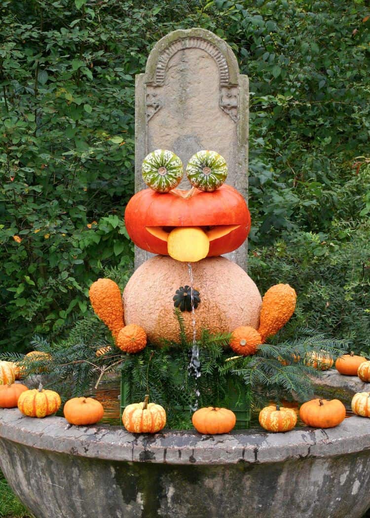 Ludwigsburg Pumpkin Festival - Frog fountain made from pumpkins